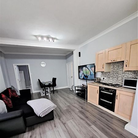 Апартаменти Large Flat Quite Location Modern And Well Equipped Свонідж Екстер'єр фото