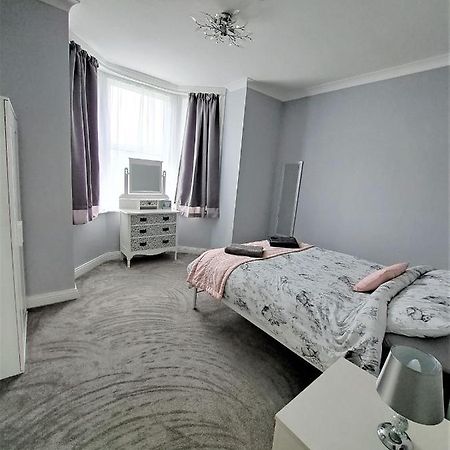 Апартаменти Large Flat Quite Location Modern And Well Equipped Свонідж Екстер'єр фото