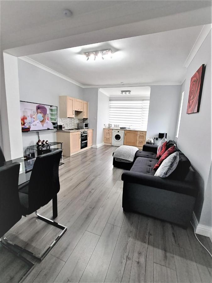 Апартаменти Large Flat Quite Location Modern And Well Equipped Свонідж Екстер'єр фото