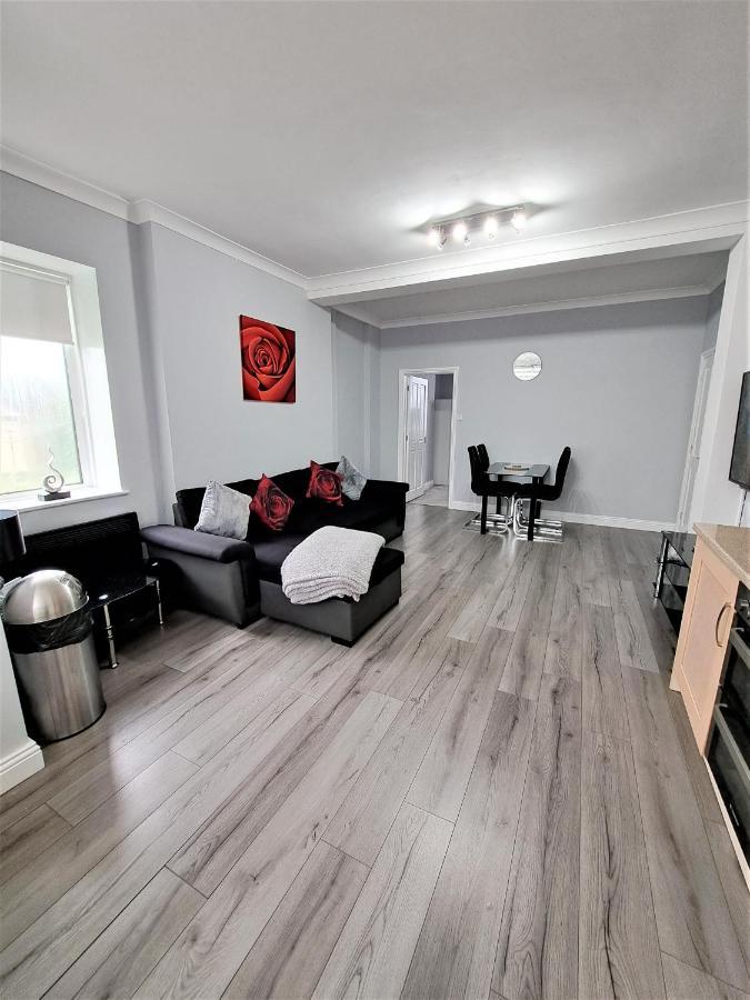 Апартаменти Large Flat Quite Location Modern And Well Equipped Свонідж Екстер'єр фото