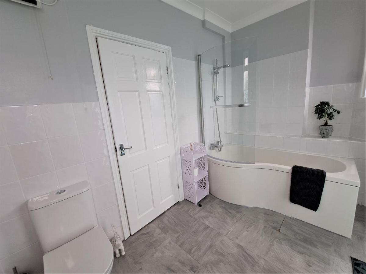 Апартаменти Large Flat Quite Location Modern And Well Equipped Свонідж Екстер'єр фото