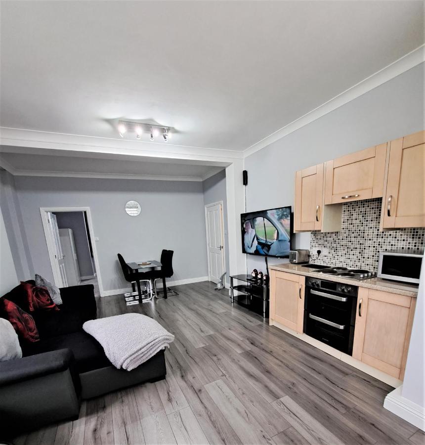 Апартаменти Large Flat Quite Location Modern And Well Equipped Свонідж Екстер'єр фото