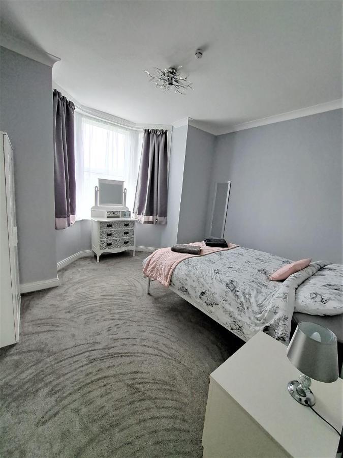 Апартаменти Large Flat Quite Location Modern And Well Equipped Свонідж Екстер'єр фото